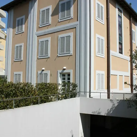 Ceccarini شقة فندقية 4*